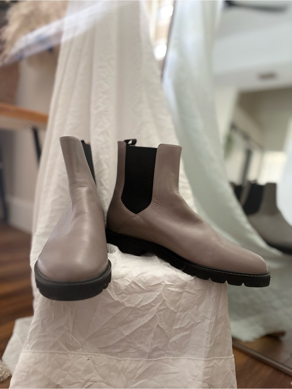 Stuart Weitzman NWNT Taupe Leather Chelsea Boots with Black Elastic